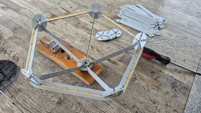 Assembly with rubber bands